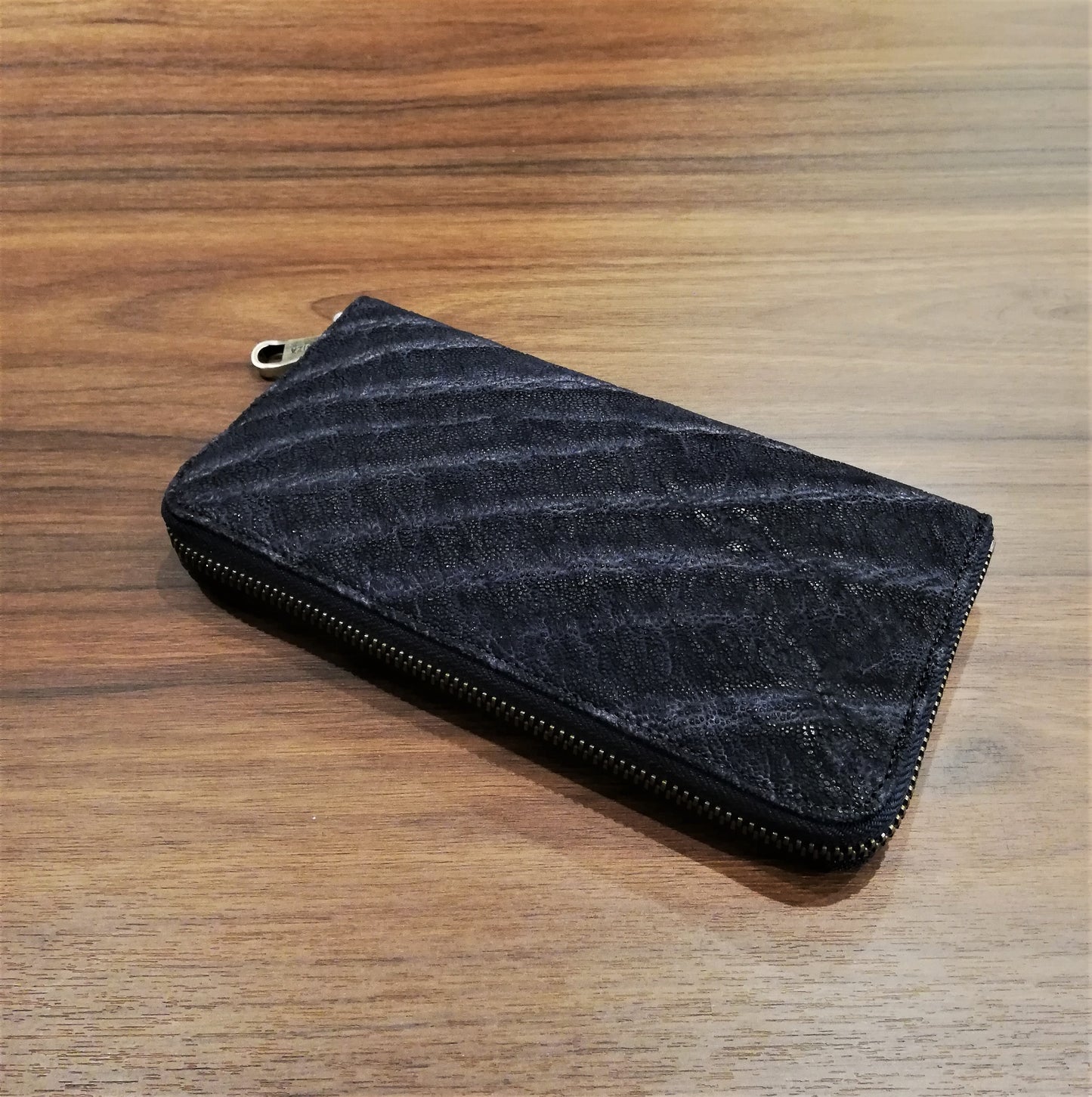 象を育てる(貴重な象革が入荷中)