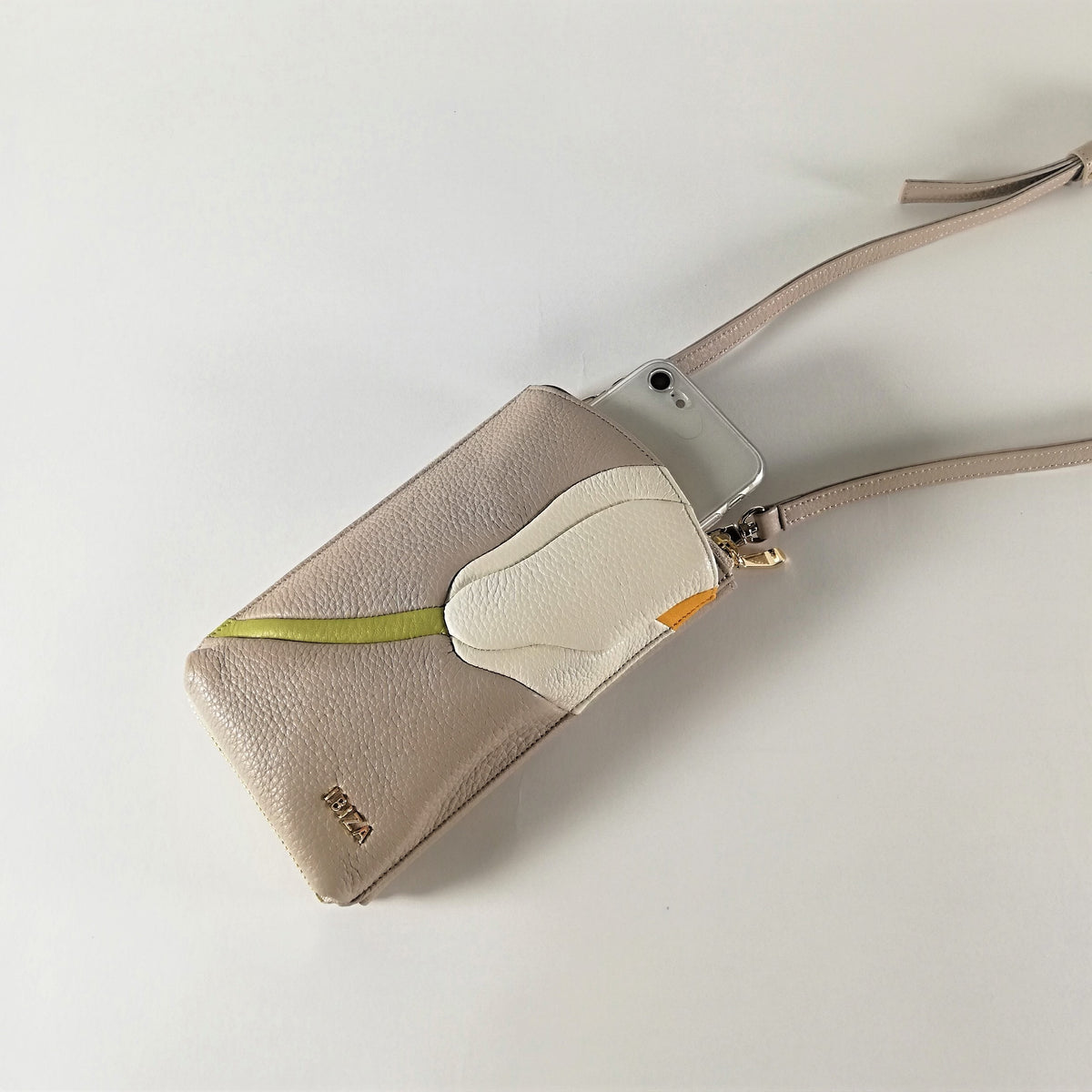 ただいま再入荷中《プレーサ》カラーのマルチポシェット／銀座