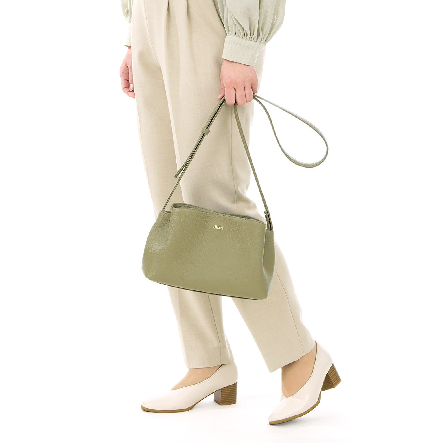 イニシオ　牛革　ショルダーバッグ