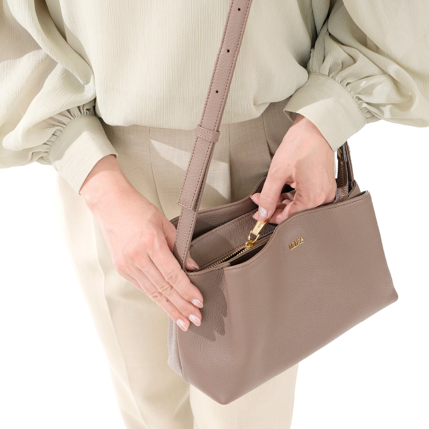 イニシオ　牛革　ショルダーバッグ