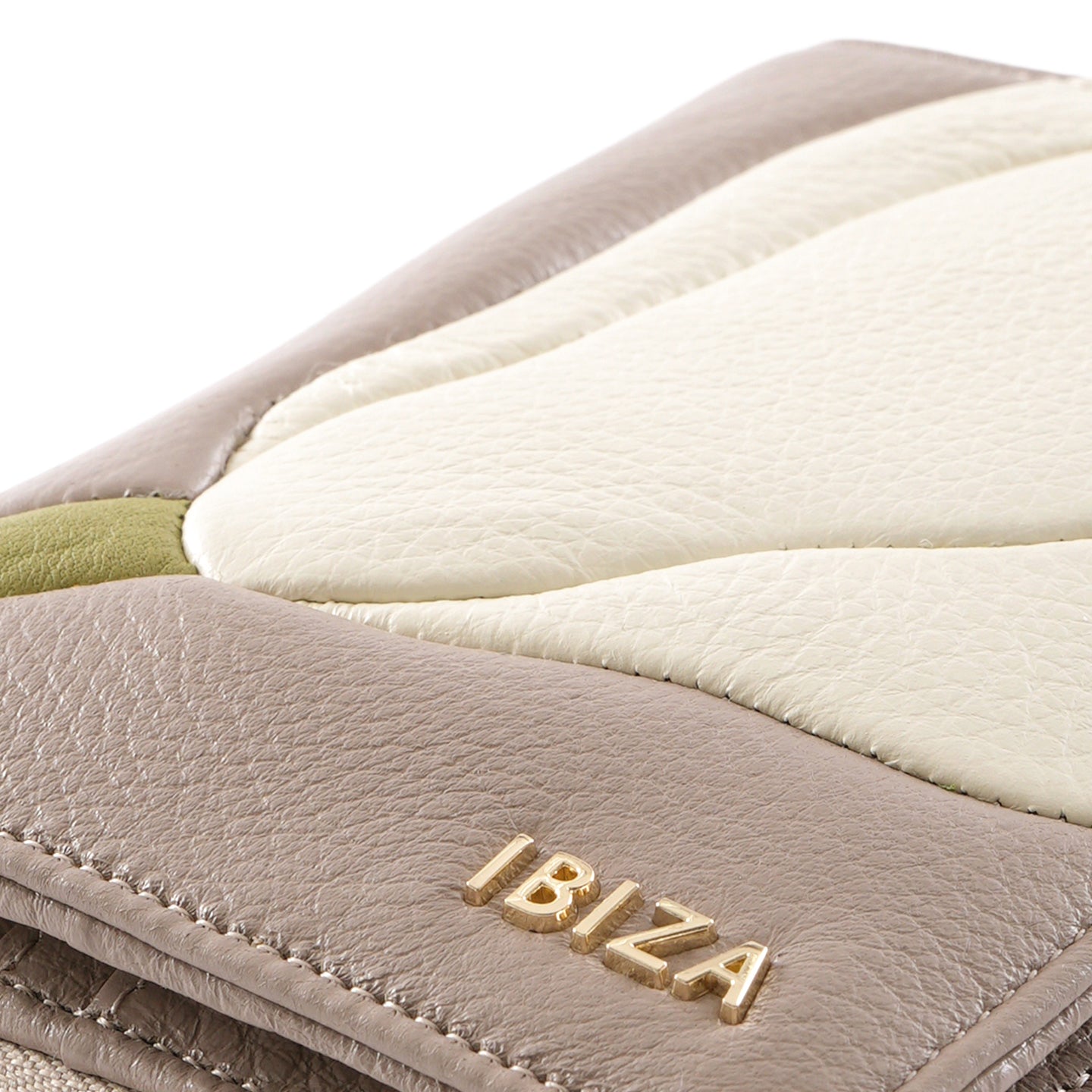 プレーサ　ラウンド二つ折り財布