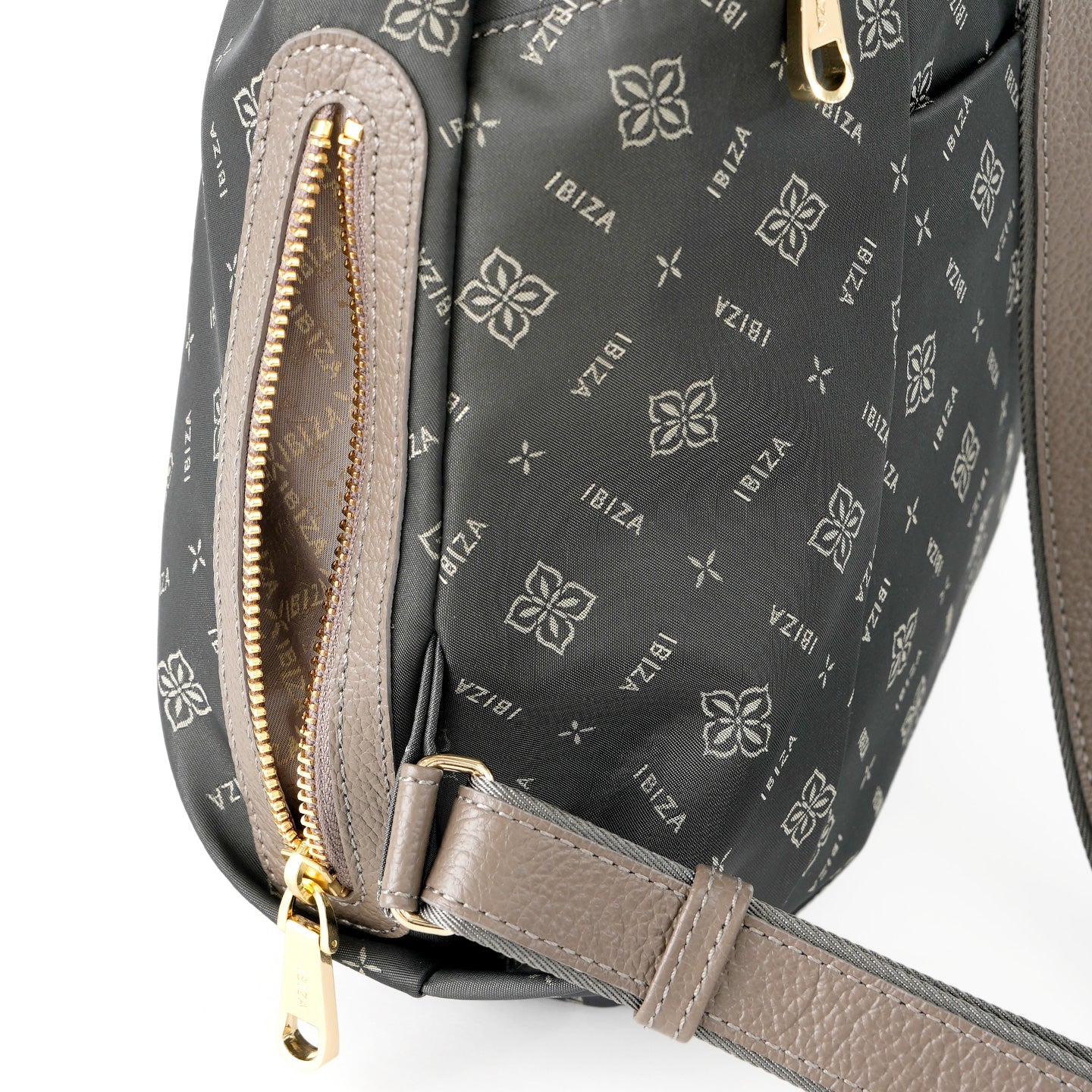 ロゴナイロン　リュック