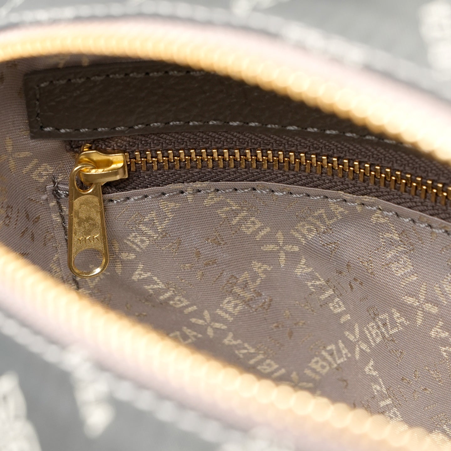 ロゴナイロン　リュック