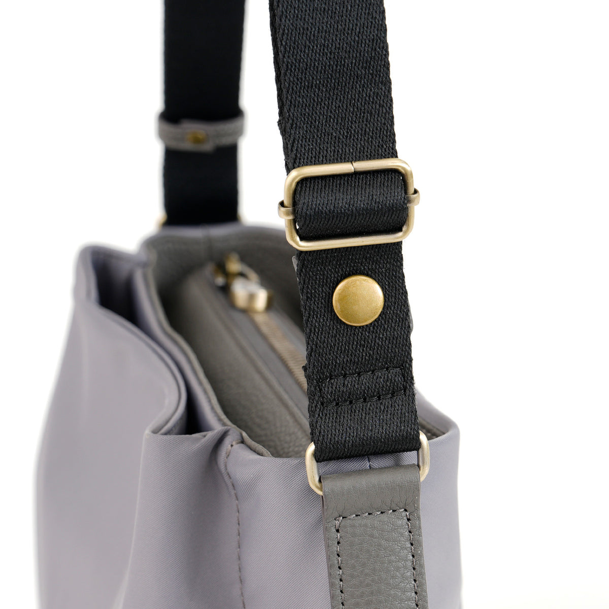 ディアリオ　ナイロン　ショルダーバッグ