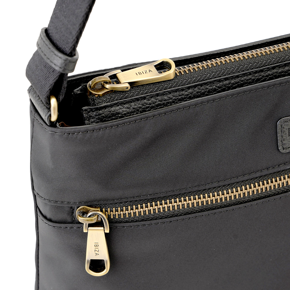 ディアリオ　ナイロン　ショルダーバッグ