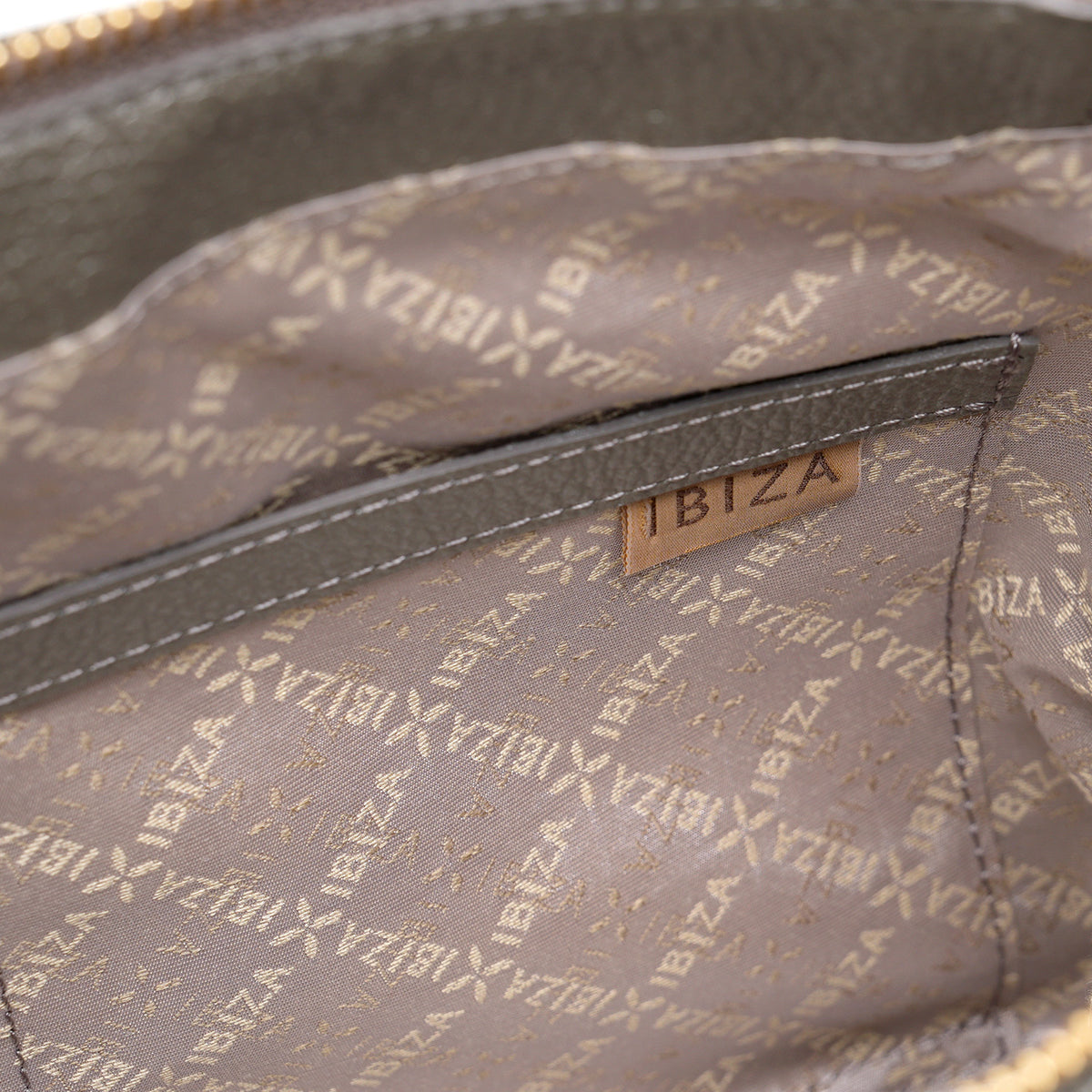 プリード　ナイロン　ショルダーバッグ