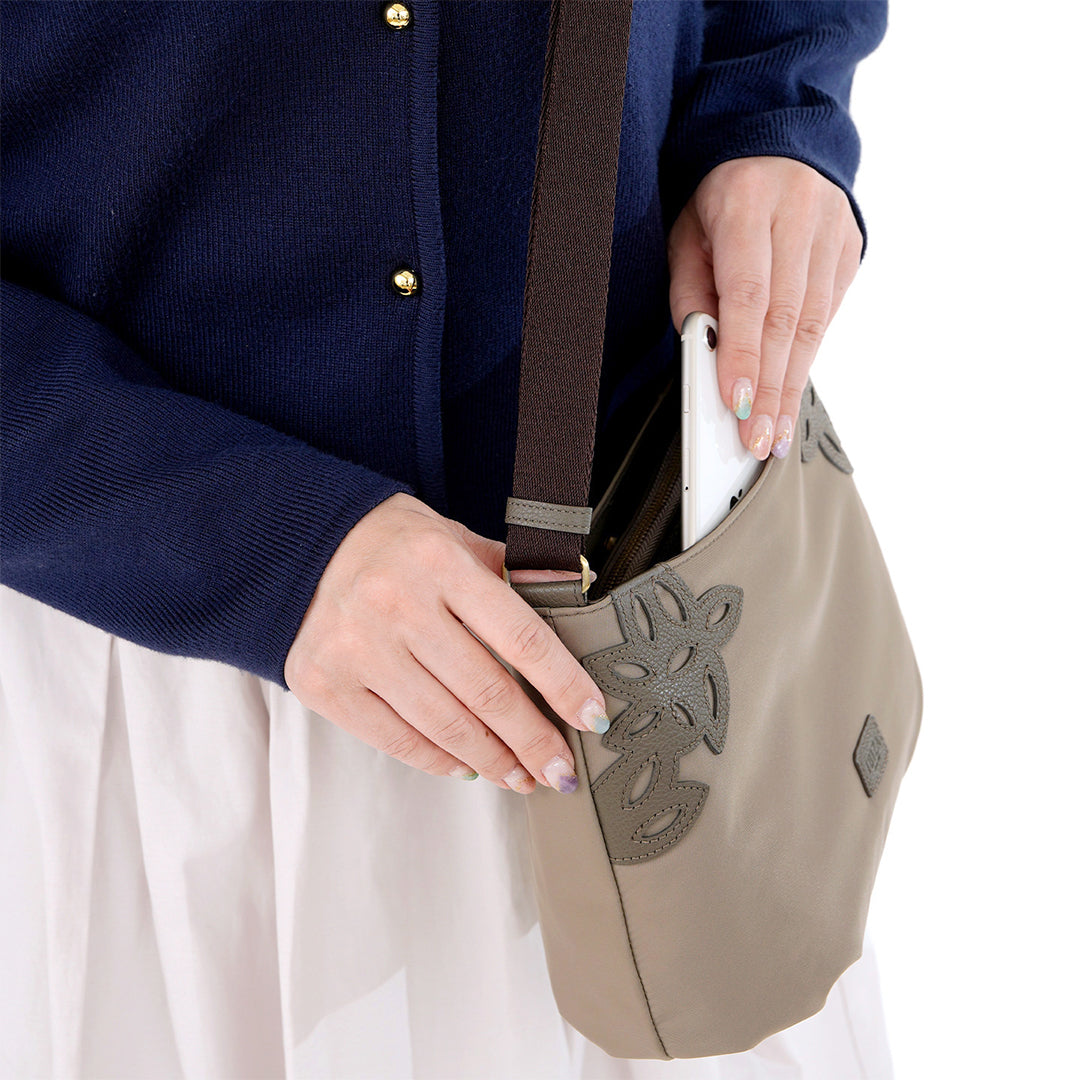 ディアリオ　ナイロン　ショルダーバッグ