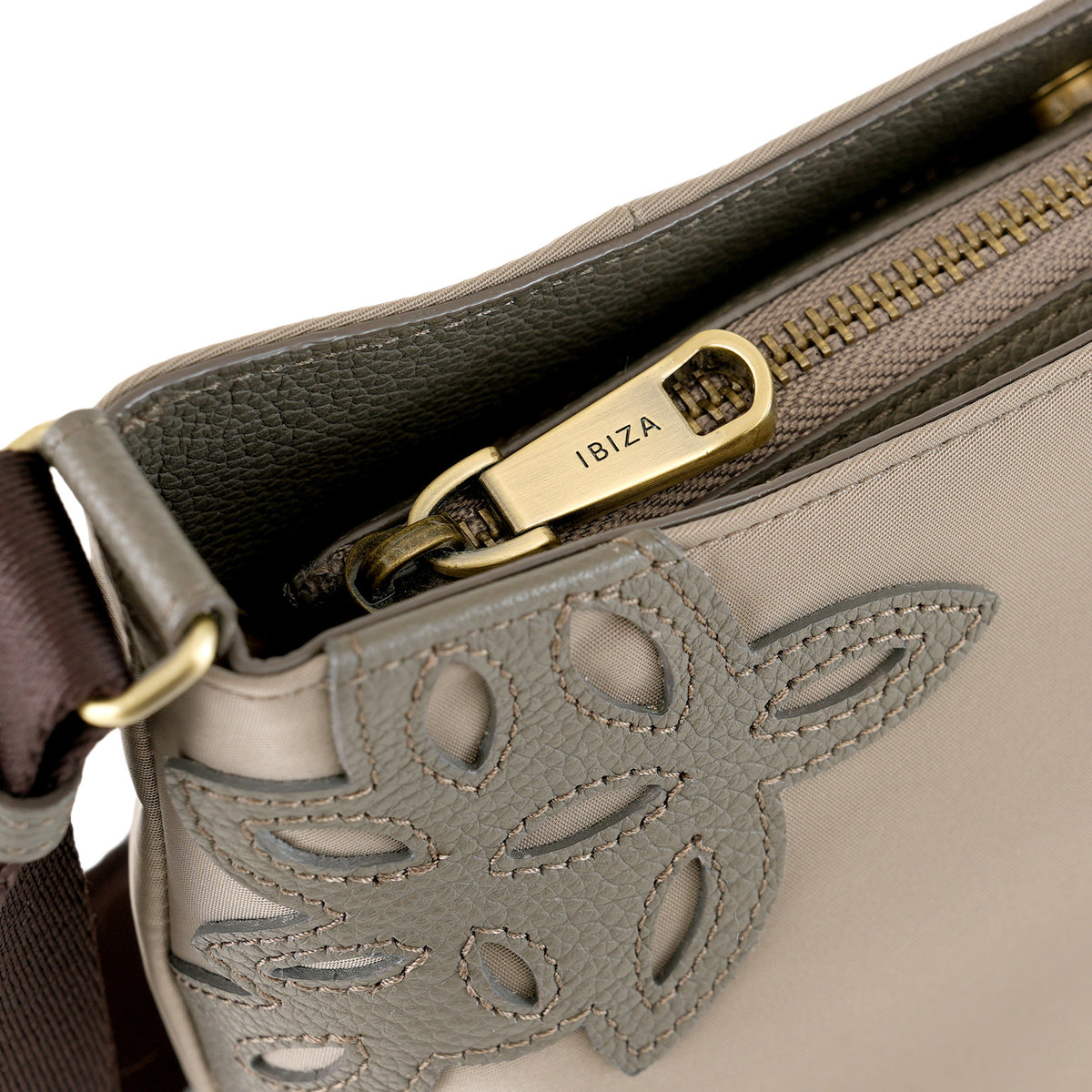 ディアリオ　ナイロン　ショルダーバッグ