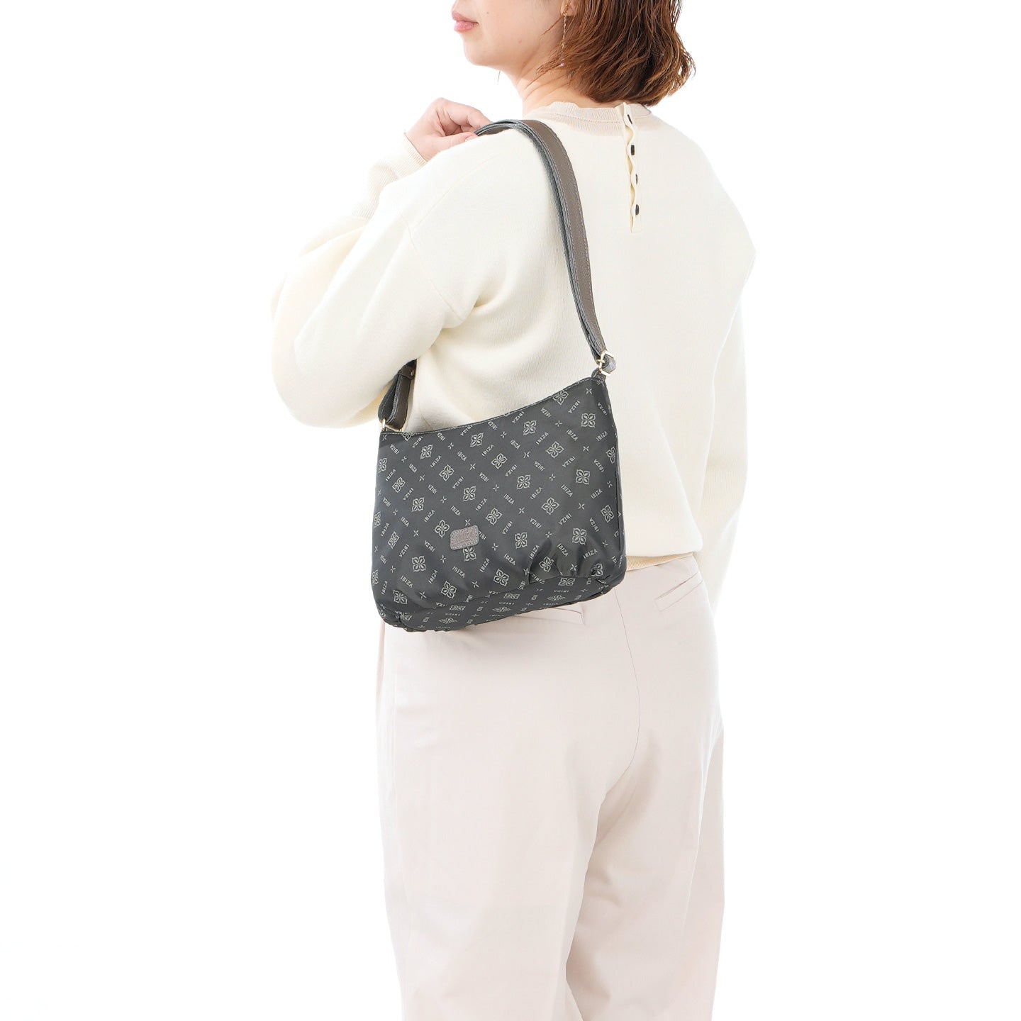 ロゴナイロン　ショルダーバッグ