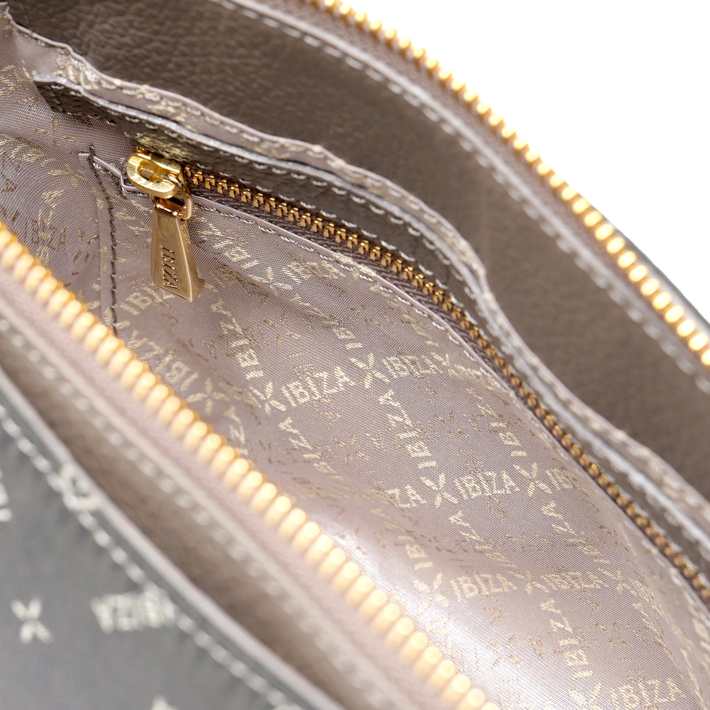 ロゴナイロン　ショルダーバッグ