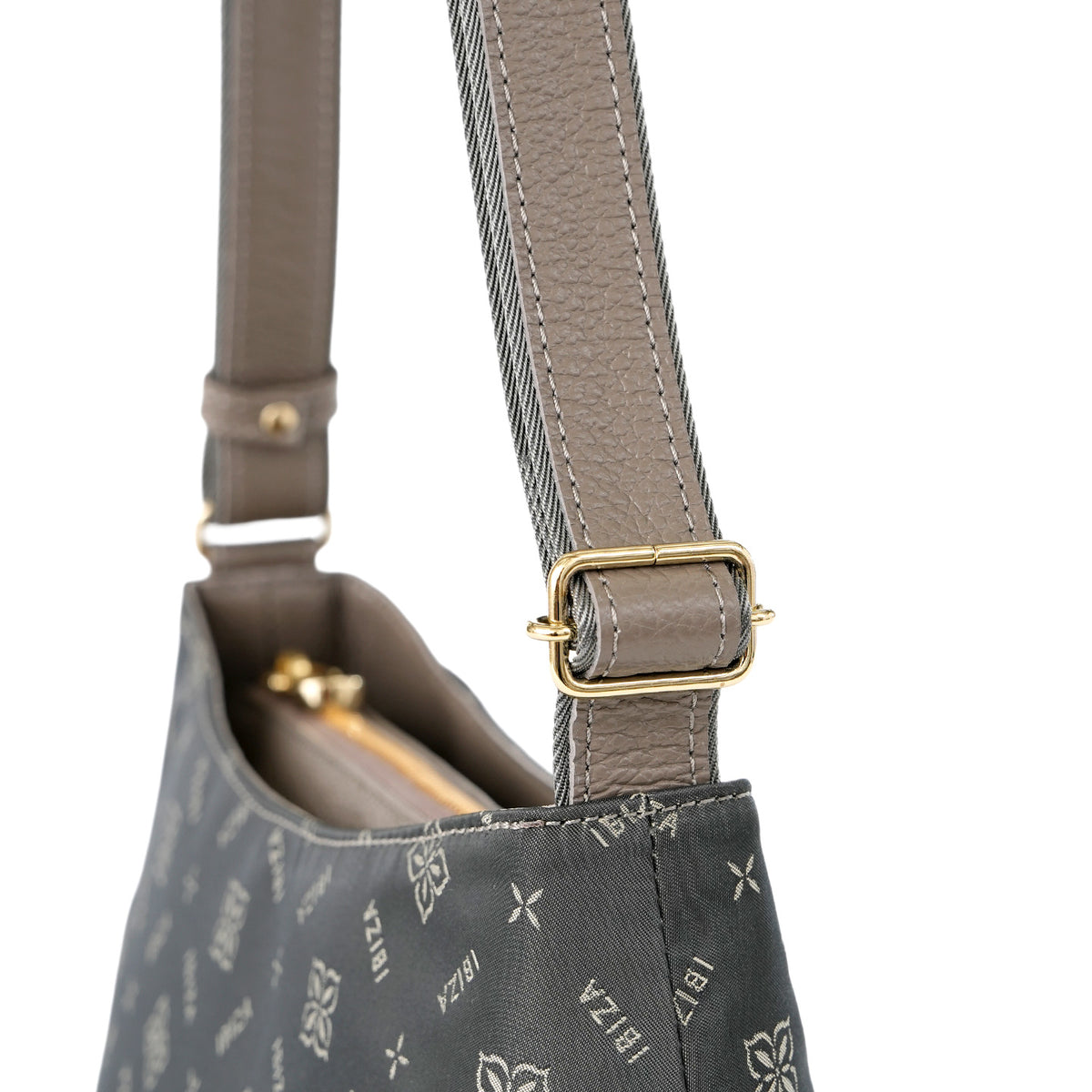 ロゴナイロン　ショルダーバッグ