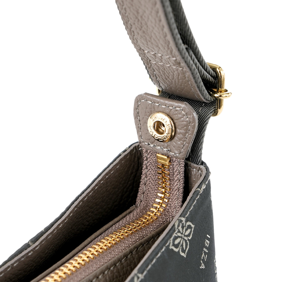 ロゴナイロン　ショルダーバッグ