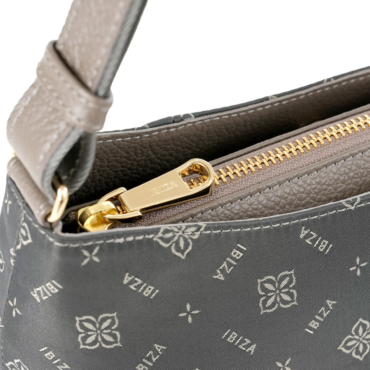 ロゴナイロン　ショルダーバッグ